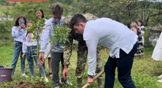 Проект "Гай дитячих снів": группа 1+1 media высаживает деревья в память о погибших во время войны детях