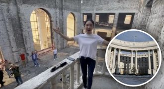 Китаянка-путинистка спела "Катюшу" в разбомбленном театре в Мариуполе: в МИД Украины разъярились