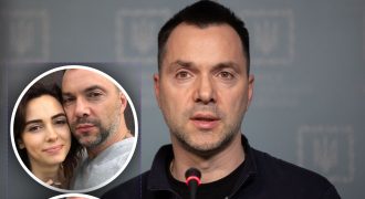 Арестович рассказал о жене и ответил, дает ли деньги бывшим