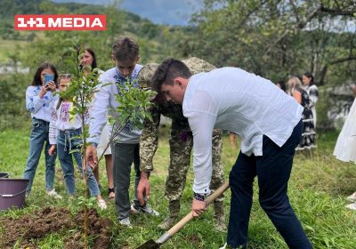 Проєкт "Гай дитячих снів": група 1+1 media висаджує дерева в пам’ять про загиблих під час війни дітей