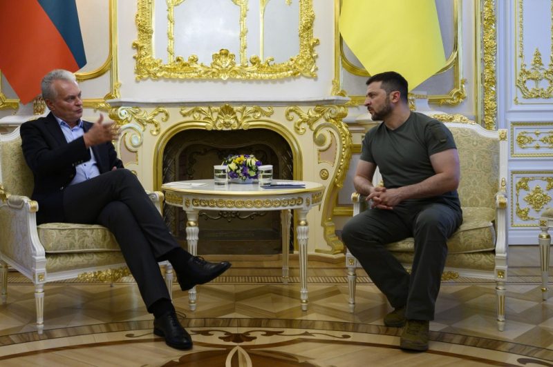 Корупційні скандали в Україні гальмують постачання зброї - президент Литви