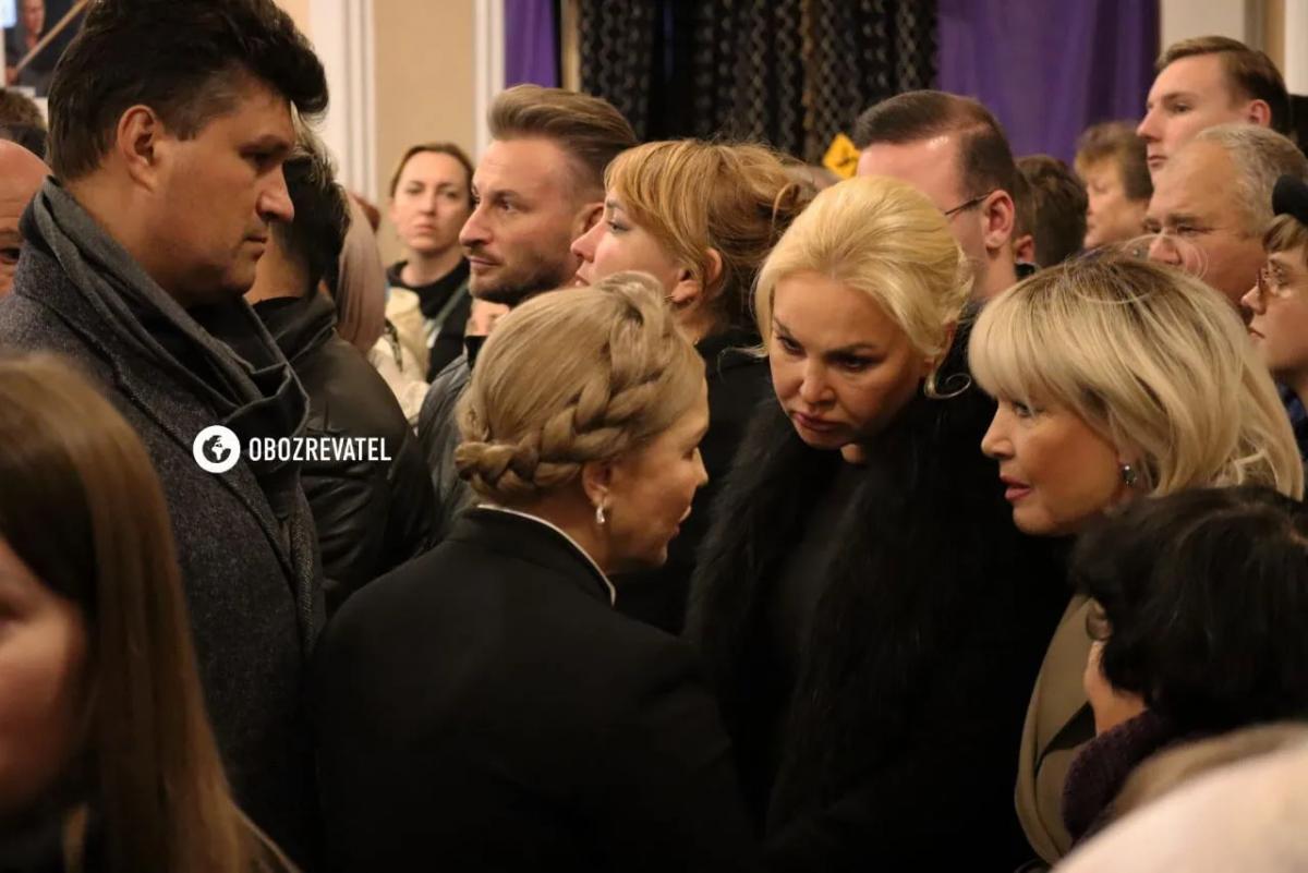 Юлія Тимошенко та Камалія на прощанні з Ніною Матвієнко Юлія Тимошенко та Камалія на прощанні з Ніною Матвієнко