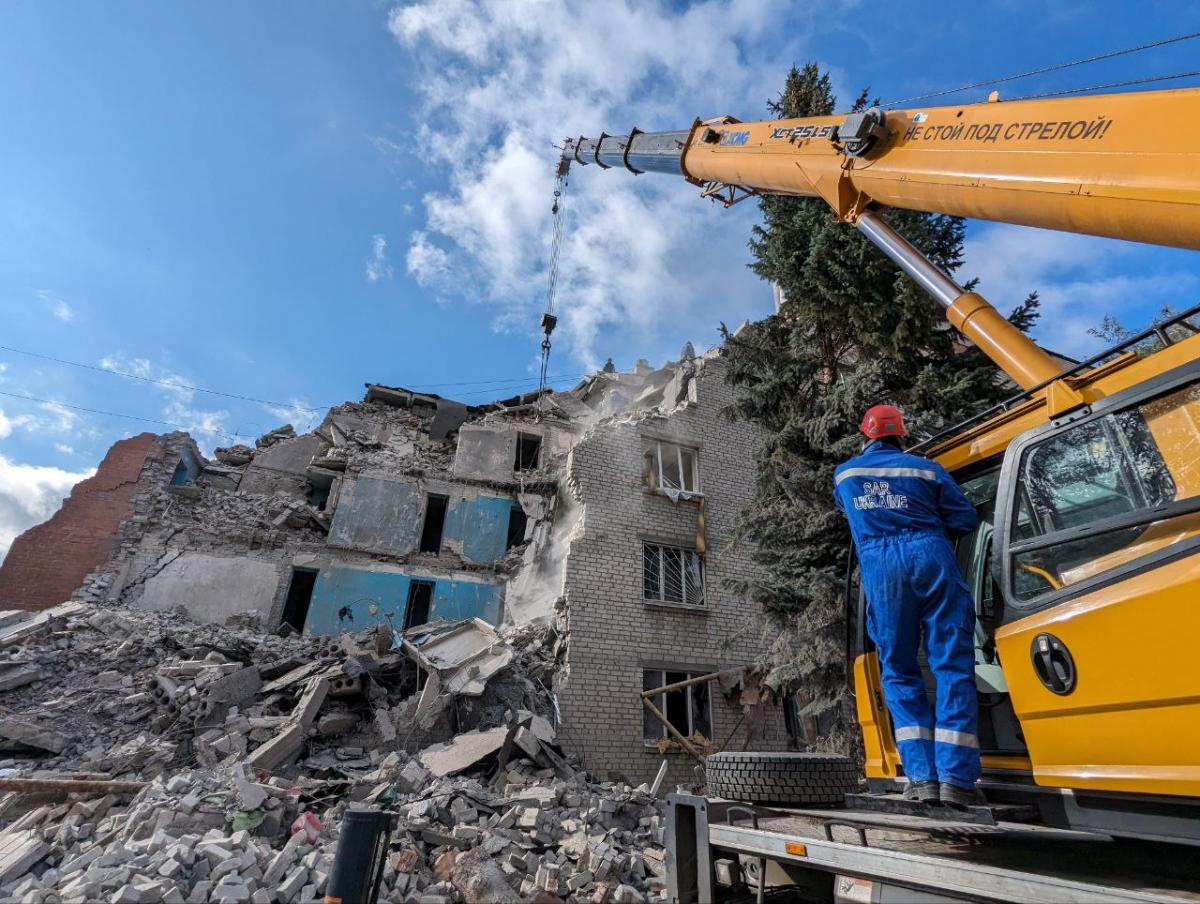 Люди все ще під завалами: Росія завдала удару по гуртожитку в центрі Слов'янська