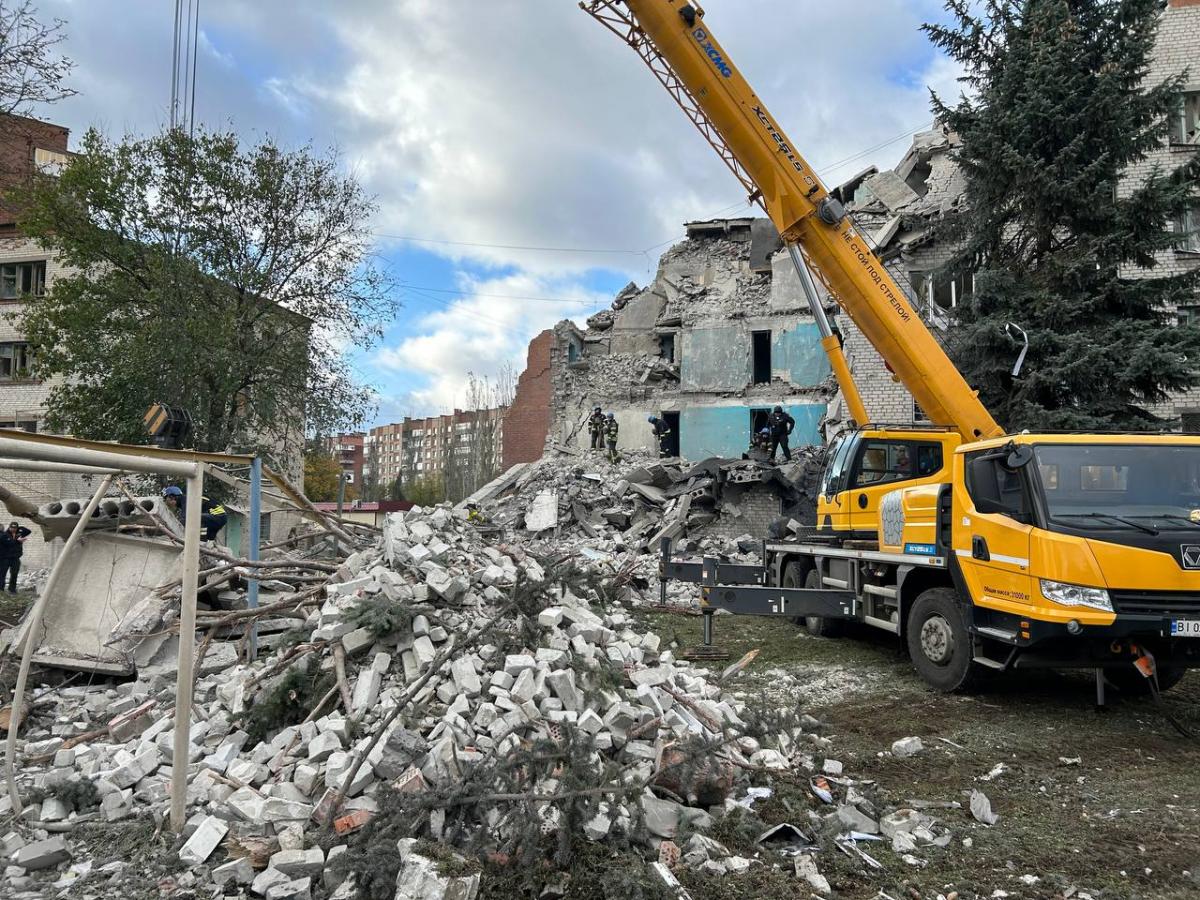 Люди все ще під завалами: Росія завдала удару по гуртожитку в центрі Слов'янська