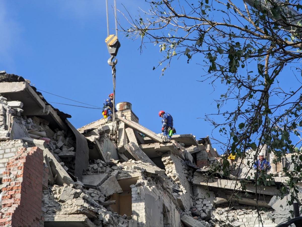 Люди все ще під завалами: Росія завдала удару по гуртожитку в центрі Слов'янська