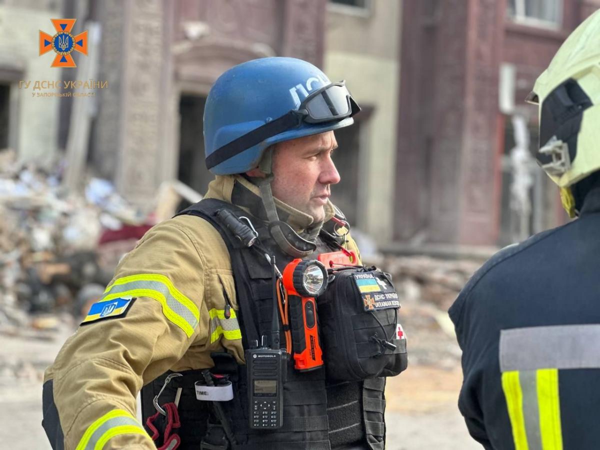 Наслідки ракетного удару РФ по багатоповерхівці в Запоріжжі 18 жовтня Наслідки ракетного удару РФ по багатоповерхівці в Запоріжжі 18 жовтня