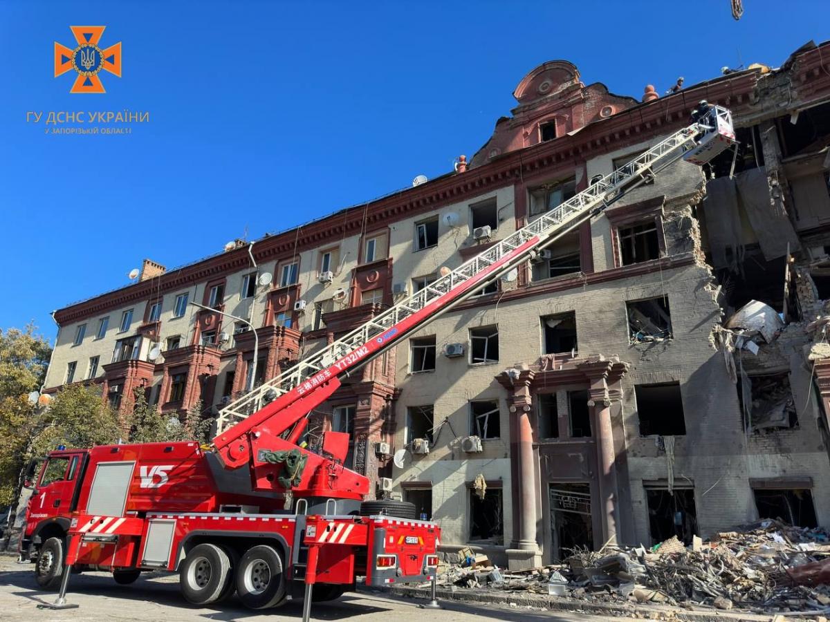 Наслідки ракетного удару РФ по багатоповерхівці в Запоріжжі 18 жовтня Наслідки ракетного удару РФ по багатоповерхівці в Запоріжжі 18 жовтня