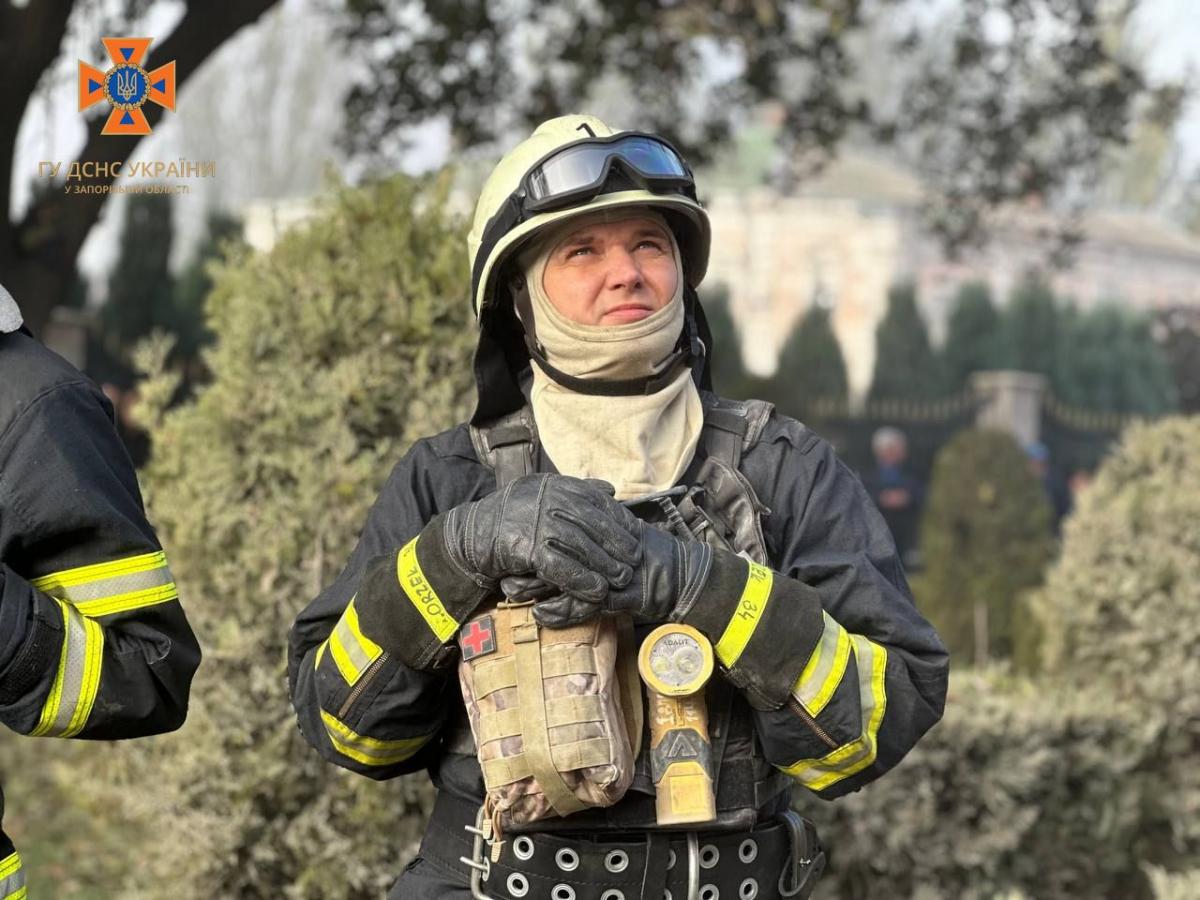 Наслідки ракетного удару РФ по багатоповерхівці в Запоріжжі 18 жовтня Наслідки ракетного удару РФ по багатоповерхівці в Запоріжжі 18 жовтня