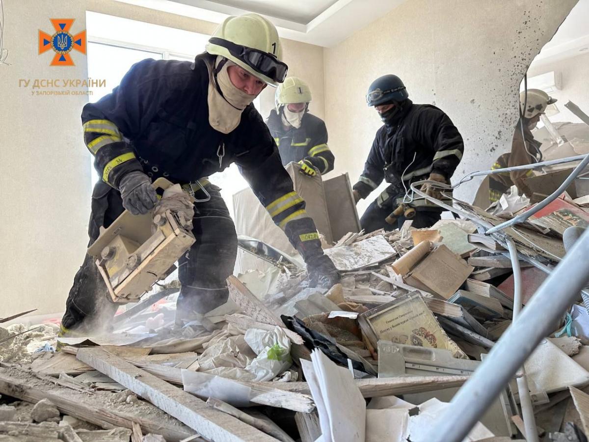 Наслідки ракетного удару РФ по багатоповерхівці в Запоріжжі 18 жовтня Наслідки ракетного удару РФ по багатоповерхівці в Запоріжжі 18 жовтня