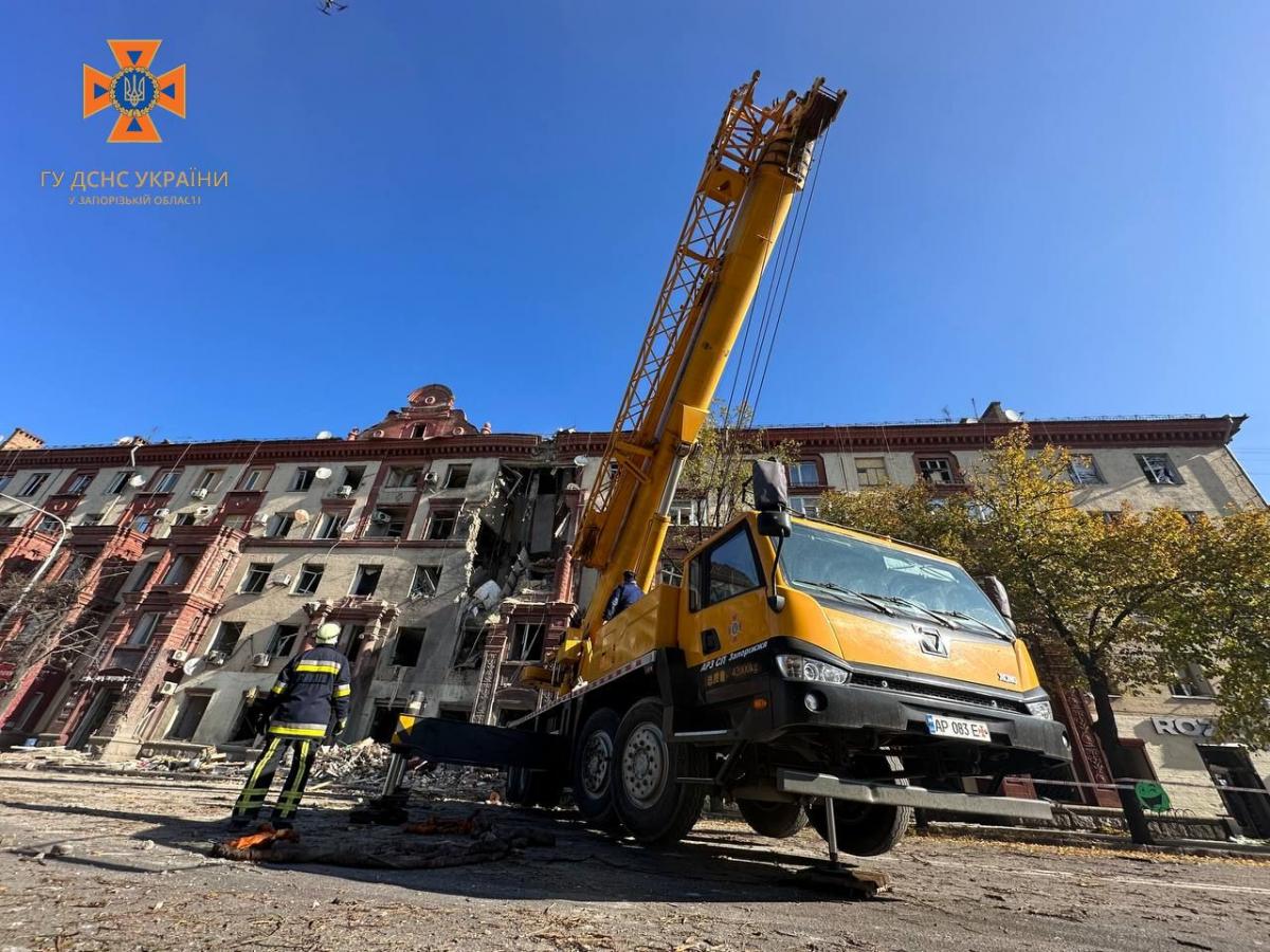 Наслідки ракетного удару РФ по багатоповерхівці в Запоріжжі 18 жовтня Наслідки ракетного удару РФ по багатоповерхівці в Запоріжжі 18 жовтня