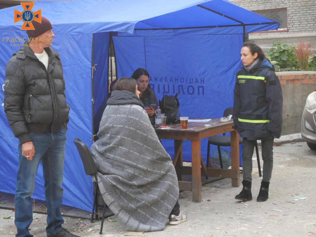 Наслідки ракетного удару РФ по багатоповерхівці в Запоріжжі 18 жовтня Наслідки ракетного удару РФ по багатоповерхівці в Запоріжжі 18 жовтня