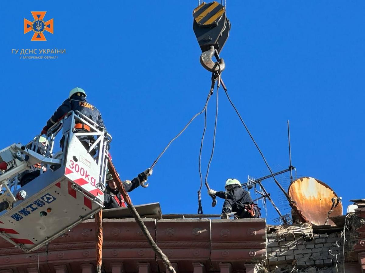 Наслідки ракетного удару РФ по багатоповерхівці в Запоріжжі 18 жовтня Наслідки ракетного удару РФ по багатоповерхівці в Запоріжжі 18 жовтня