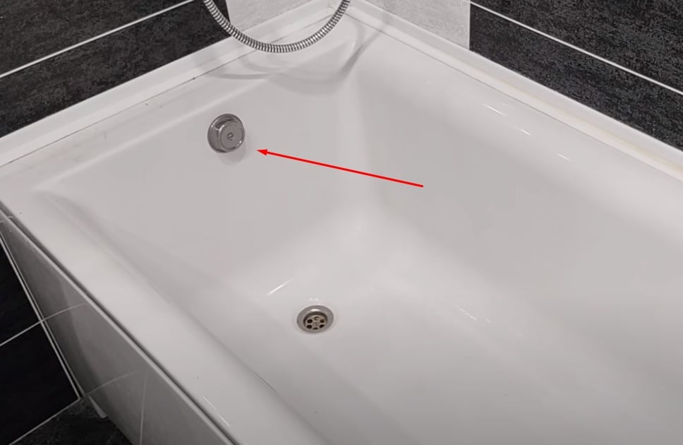 Как заделать дыру между стеной и полом в ванной?