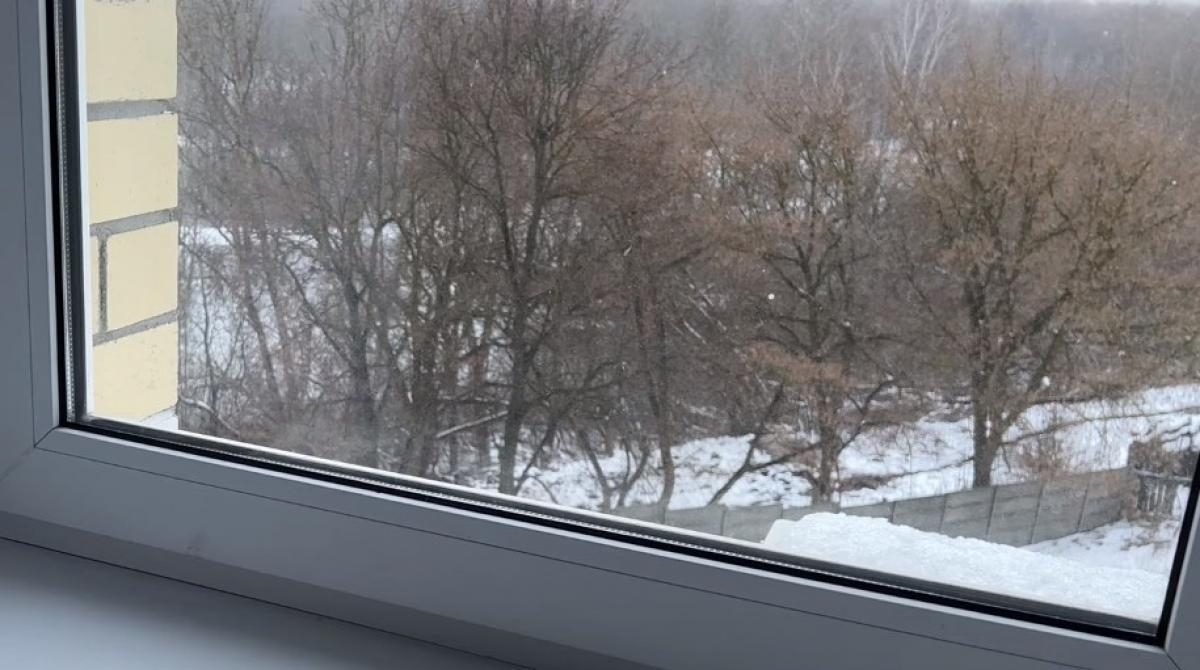 Как и чем заклеить окна на зиму, чтобы не мерзнуть: 9 материалов (от подручных до профессиональных)