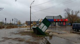 Ураган в Киеве наделал беды: есть жертва и пострадавшие