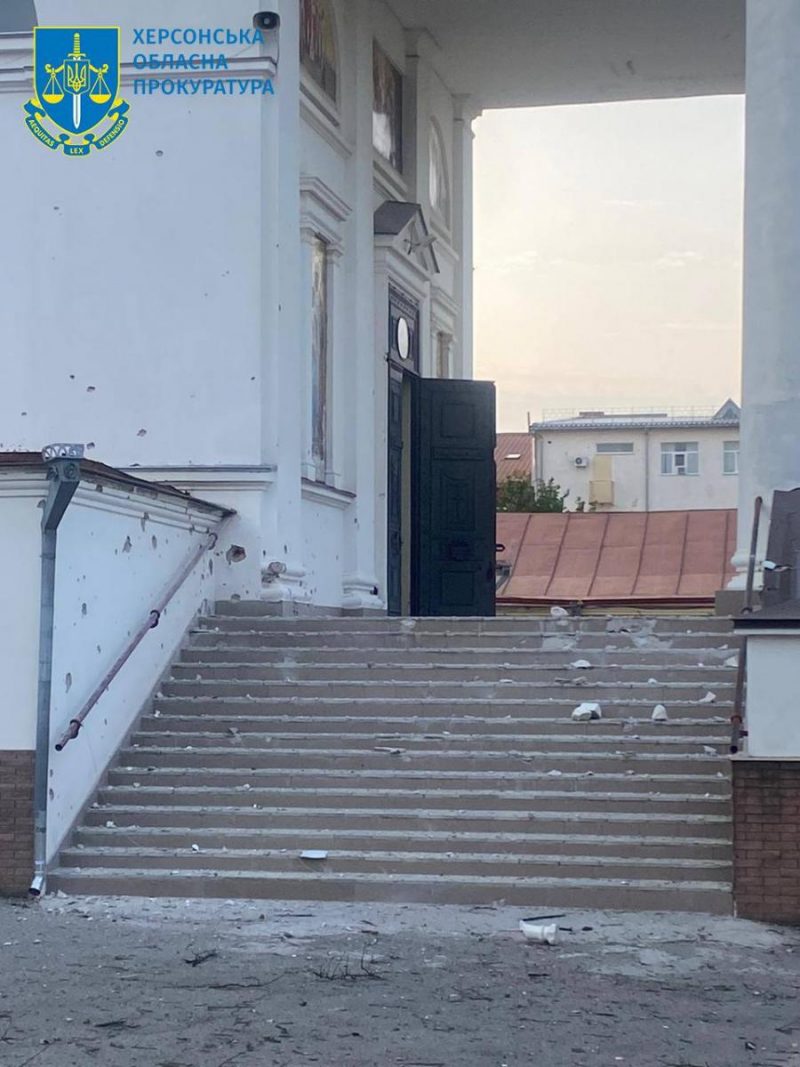 Последствия обстрела оккупантами Херсона в ночь на 2 октября