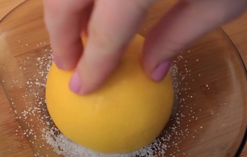 Посыпьте разрезанный лимон солью и оставьте на ночь на кухне: результат вас поразит