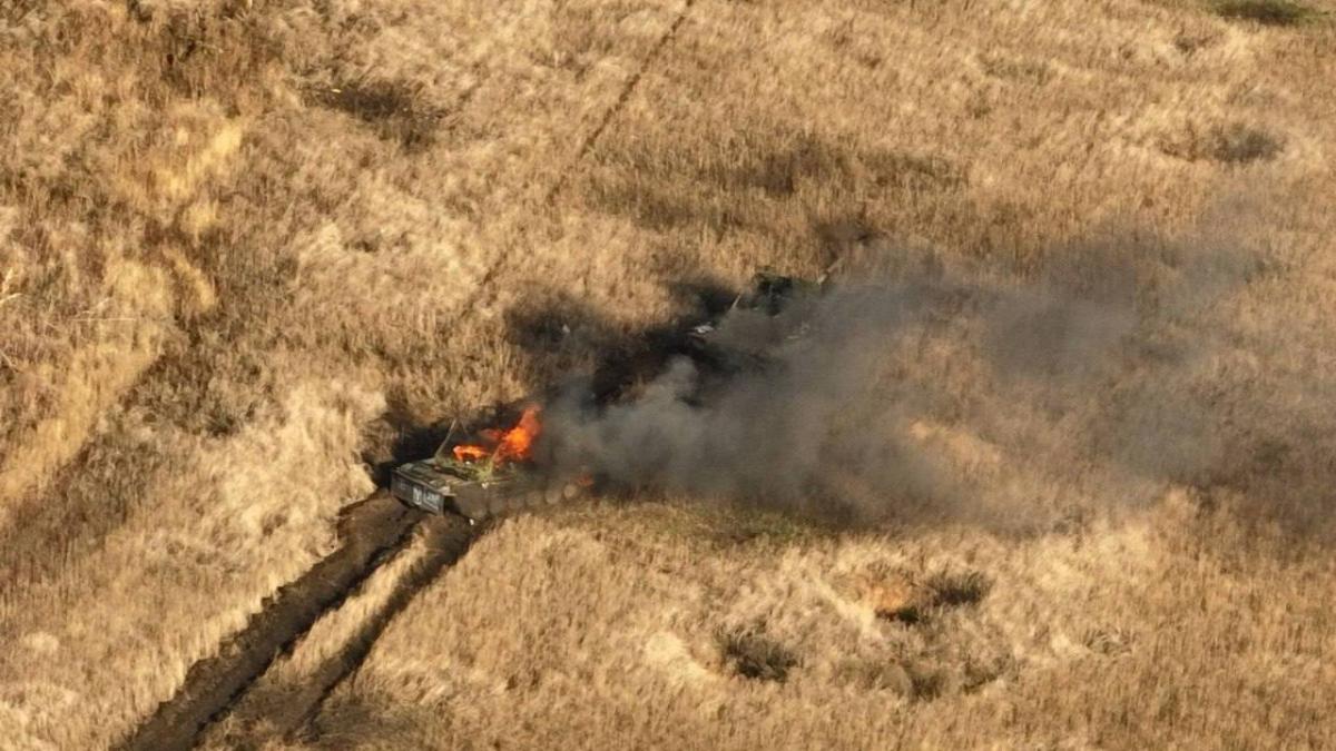 Знищення бронеколони РФ під Вугледаром Знищення бронеколони РФ під Вугледаром