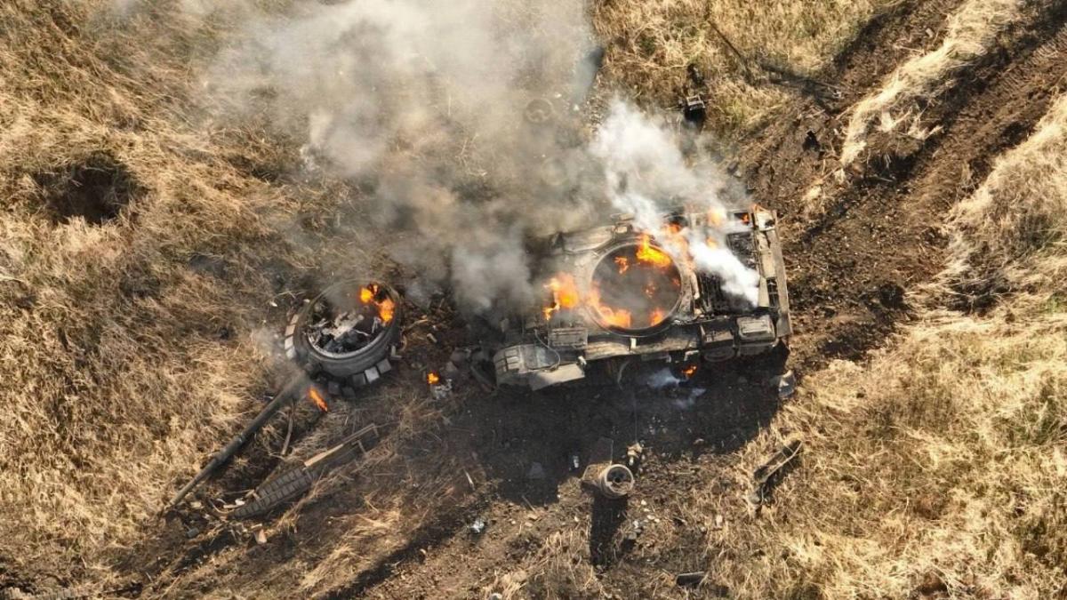 Знищення бронеколони РФ під Вугледаром Знищення бронеколони РФ під Вугледаром