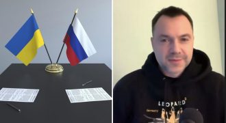 "РФ пошла на все виды уступок": Арестович заявил, что Украина могла заключить "выгодный мир"