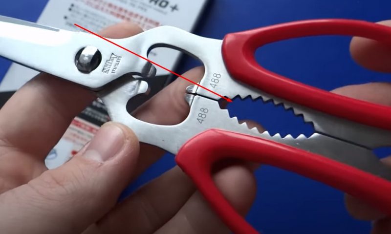 Зачем на кухонных ножницах зубцы: 3 полезные функции, которые мало кто использует