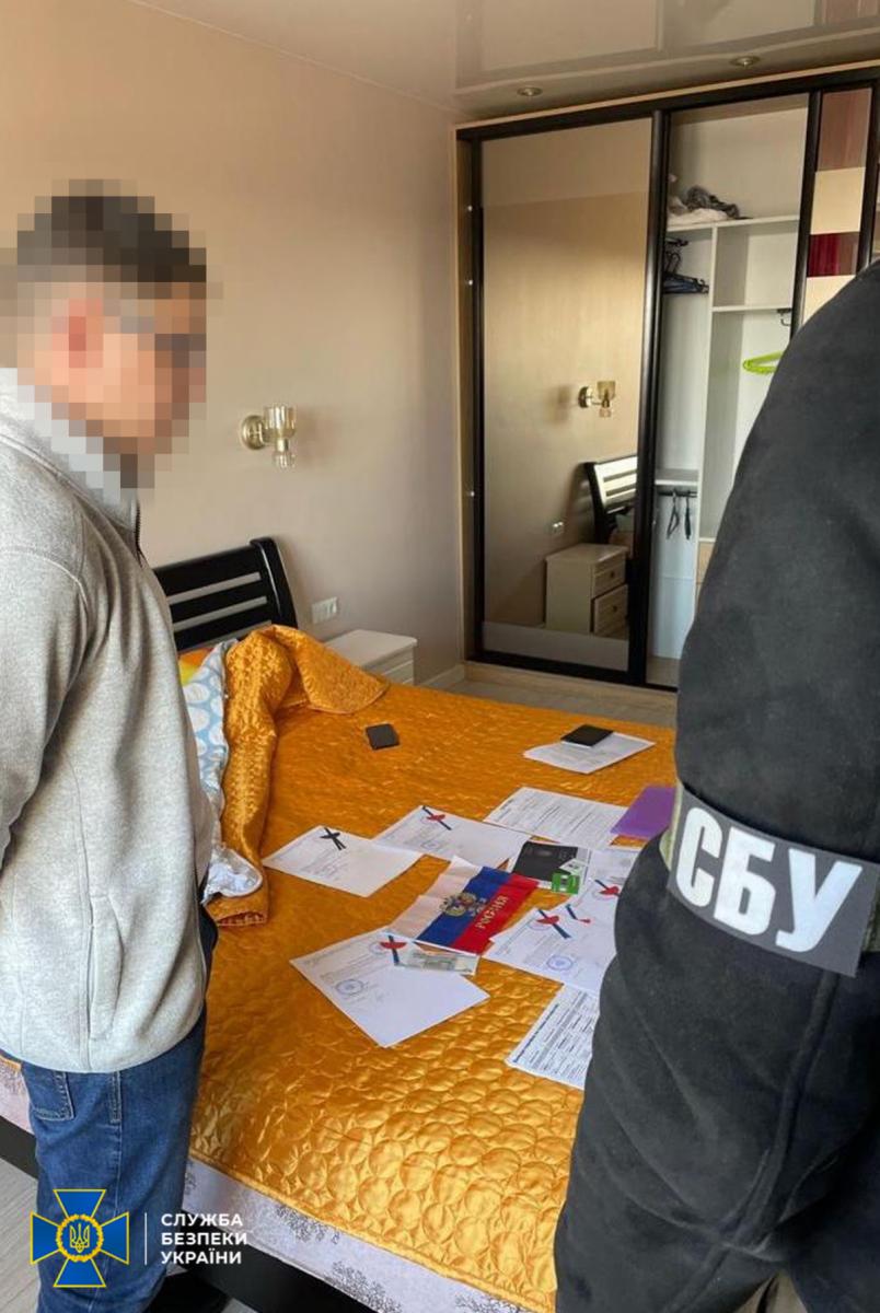 СБУ вилучила у чоловіка російську символіку СБУ вилучила у чоловіка російську символіку