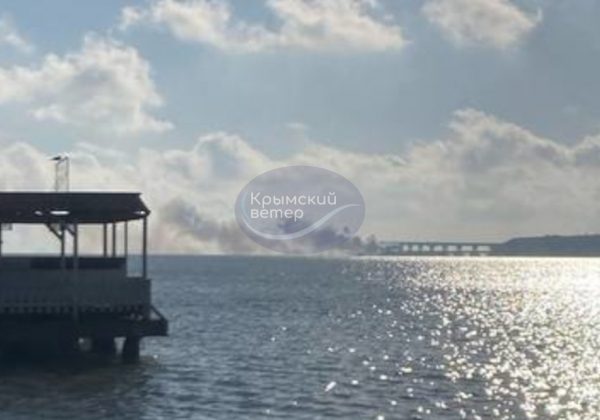 В Крыму - взрывы, Керченский мост был перекрыт: что происходит