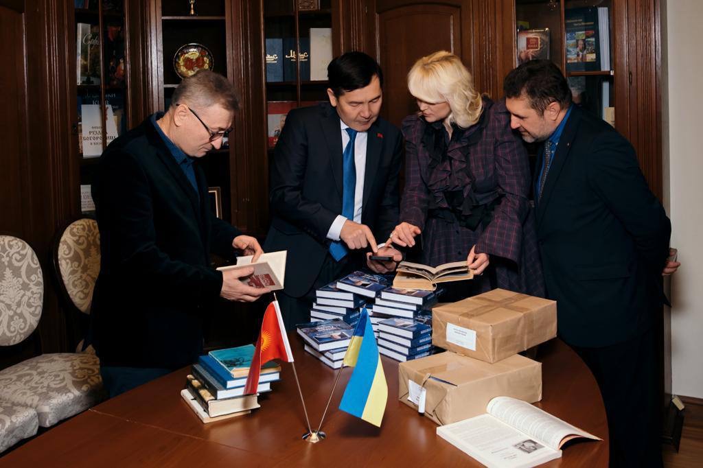 До 95-річчя від дня народження класика сучасної киргизької літератури - Чингіза Айтматова випущено видання 'Чингіз Айтматов вибрані твори' різних жанрів українською До 95-річчя від дня народження класика сучасної киргизької літератури - Чингіза Айтматова випущено видання 'Чингіз Айтматов вибрані твори' різних жанрів українською