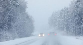 Сильнейший ветер, жесткий снегопад и похожи на взрывы вспышки: Киев атаковал шторм
