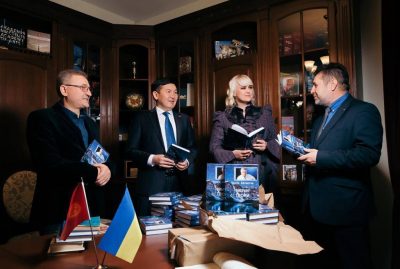 До 95-річчя від дня народження класика сучасної киргизької літератури - Чингіза Айтматова випущено видання 'Чингіз Айтматов вибрані твори' різних жанрів українською До 95-річчя від дня народження класика сучасної киргизької літератури - Чингіза Айтматова випущено видання 'Чингіз Айтматов вибрані твори' різних жанрів українською