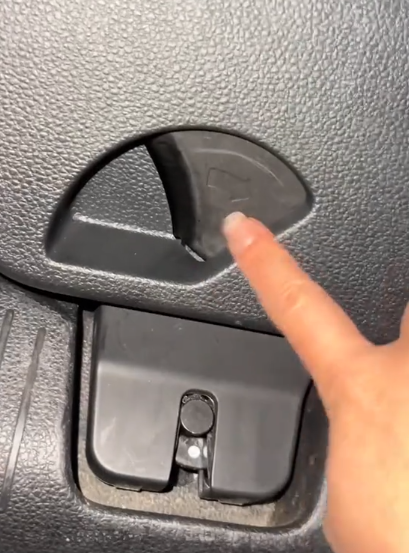 Водії вражені знахідкою прихованої кнопки в автомобілі: для чого вона потрібна