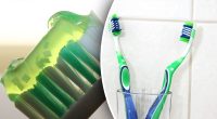 Точно не для краси: чому зубні щітки мають щетину різного кольору