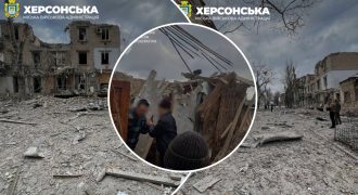 Разбита вся улица: РФ ударила авиацией по центру Херсона, есть раненые