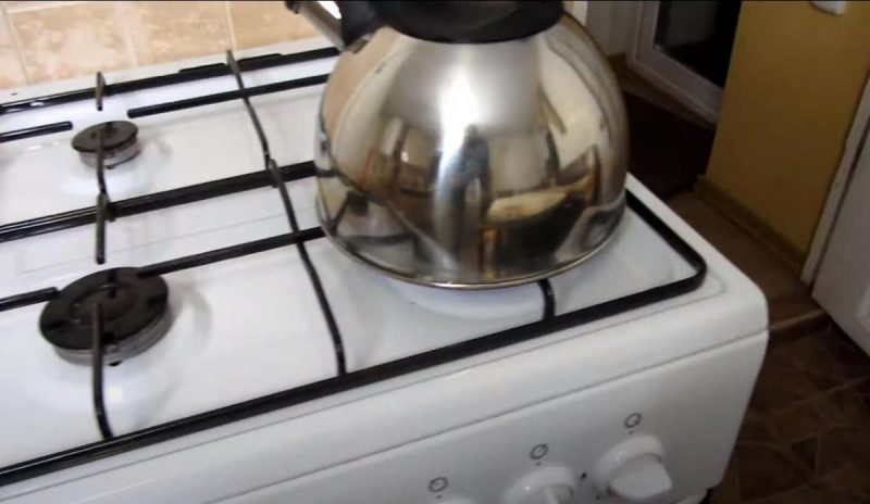 Как очистить чайник, если он сгорел: способ, который выручит каждую хозяйку