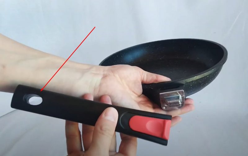 Ще й корисний: для чого насправді потрібно отвір на ручці сковороди