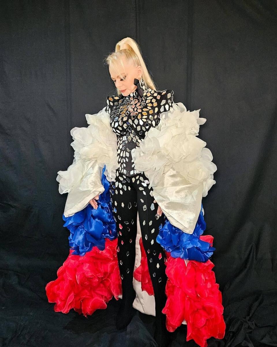 Лариса Долина вышла на подиум в скандальном образе Лариса Долина вышла на подиум в скандальном образе