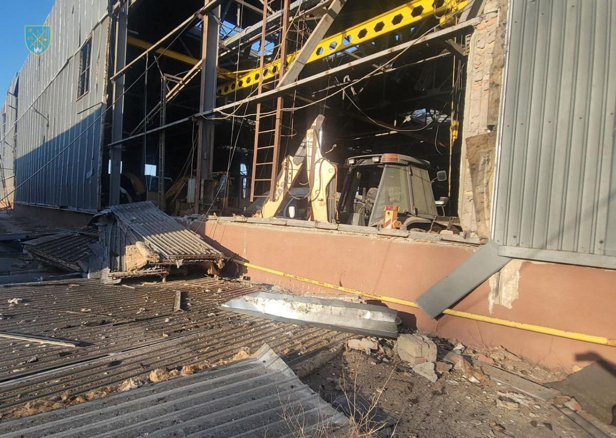 Наслідки влучання ворожого дрону по промисловому об'єкту на Одещині Наслідки влучання ворожого дрону по промисловому об'єкту на Одещині