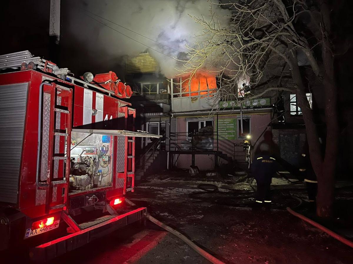 Армія Рф скинула авіабомбу на житлову багатоповерхівку на Харківщині Армія Рф скинула авіабомбу на житлову багатоповерхівку на Харківщині