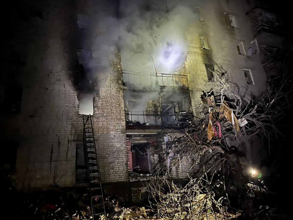 Армія Рф скинула авіабомбу на житлову багатоповерхівку на Харківщині Армія Рф скинула авіабомбу на житлову багатоповерхівку на Харківщині