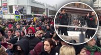 У Москві похорон Навального: тисячі людей біля храму вигукують Ні війні