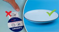 Не залишиться і сліду: як видалити липку наклейку із нового посуду