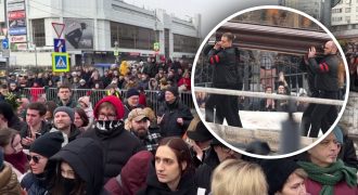 В Москве похороны Навального: тысячи людей возле храма выкрикивают "Нет войне"