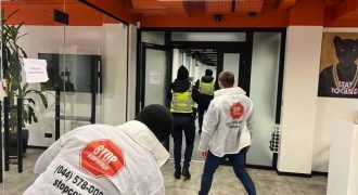 В Киеве обнаружили очередной мошеннический call-центр, его работники избили журналистов