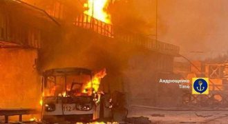Внутри были люди: ракета РФ ударила в троллейбус, который ехал через дамбу - Андрющенко