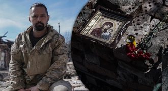 Война убила его родителей: сеть растрогало фото воина на руинах родного дома