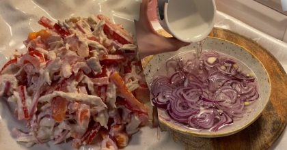 Его будут есть все: быстрый и оригинальный салат из курицы и маринованного лука