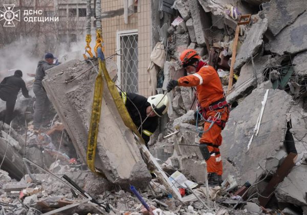 З руїн дістали тіла мами з малюком: Зеленський відреагував на удар РФ по Одесі