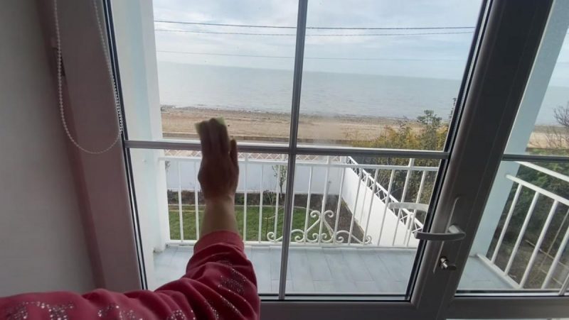 Как помыть пластиковые окна без разводов: простой и полезный совет для хозяек