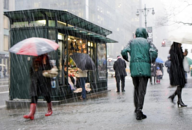 Скажений вітер та дощ зі снігом: в Україні оголосили штормове попередження