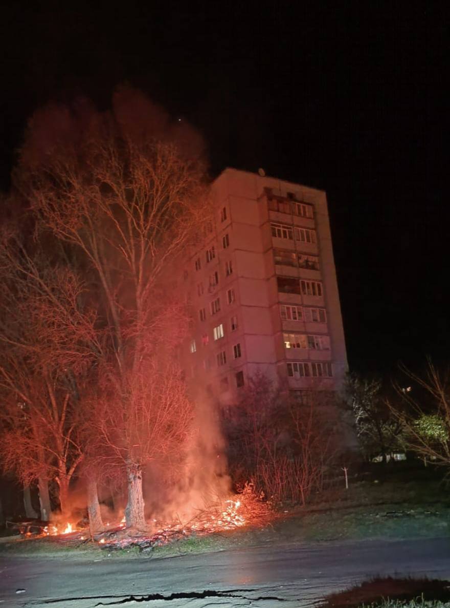 Під удар РФ у Харкові потрапила житлова багатоповерхівка Під удар РФ у Харкові потрапила житлова багатоповерхівка